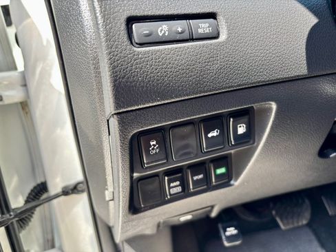Used 2018 Nissan Rogue SV AWD/4WD image 26