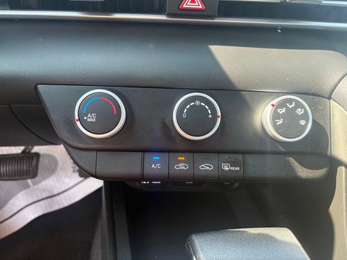 Used 2023 Hyundai Elantra SE FWD image 6