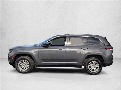 Used 2023 Jeep Grand Cherokee Laredo image 9