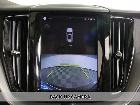 Used 2022 Volvo XC60 B5 Momentum AWD/4WD image 6