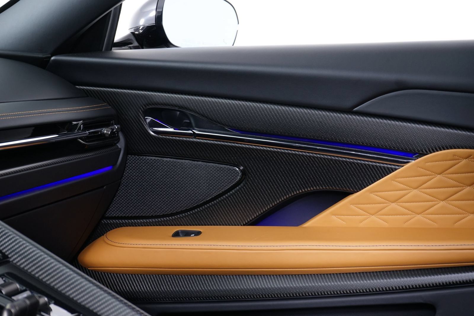 Used 2026 Aston Martin DB12 Coupe RWD image 24