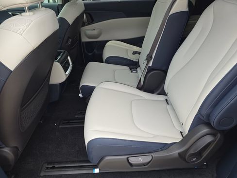 New 2026 Kia Carnival EX FWD image 17