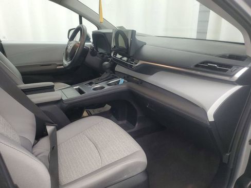 Used 2025 Toyota Sienna LE image 7