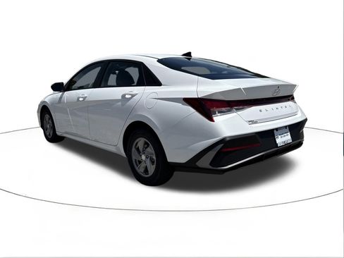 New 2026 Hyundai Elantra SE FWD image 5