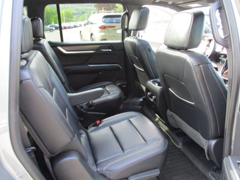 Used 2025 GMC Acadia Elevation w/ Elevation Premium Package AWD/4WD image 16
