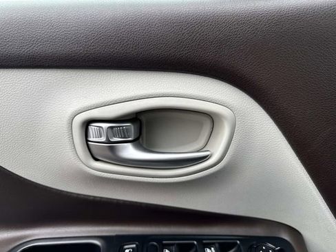 Used 2016 Jeep Renegade Limited image 23