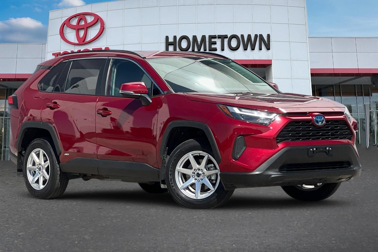 Used 2024 Toyota RAV4 LE AWD/4WD image 2