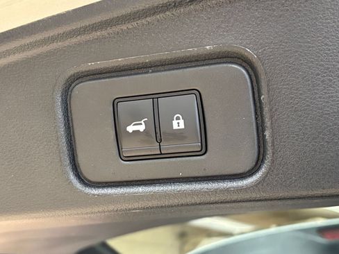 Used 2025 Nissan Pathfinder SV FWD image 19