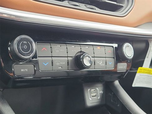 Certified 2024 Jeep Compass Limited image 24