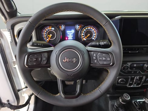 Certified 2025 Jeep Gladiator Sport AWD/4WD image 18