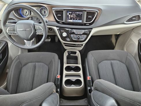 Used 2023 Chrysler Voyager LX image 18
