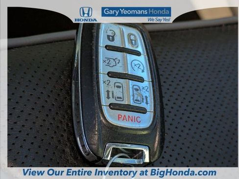 Used 2018 Chrysler Pacifica Limited image 34