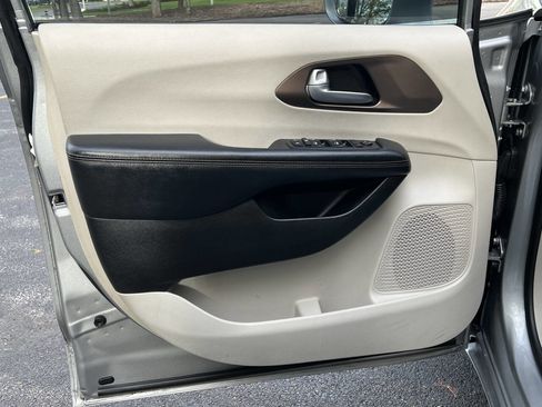 Used 2017 Chrysler Pacifica Touring-L FWD image 21