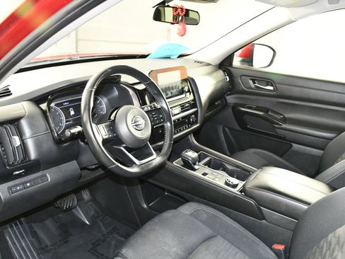 Used 2022 Nissan Pathfinder SV image 2