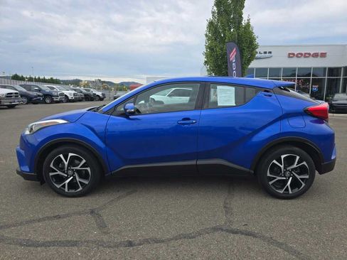 Used 2018 Toyota C-HR XLE FWD image 2