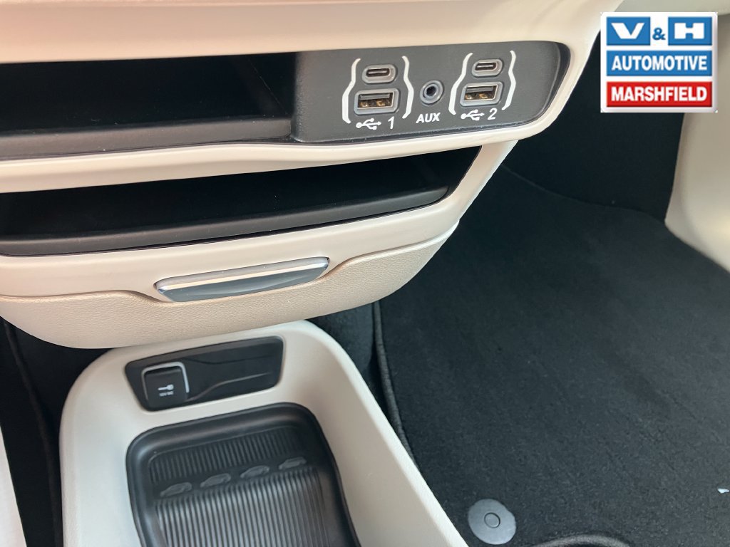 Used 2024 Chrysler Pacifica Touring-L FWD image 12