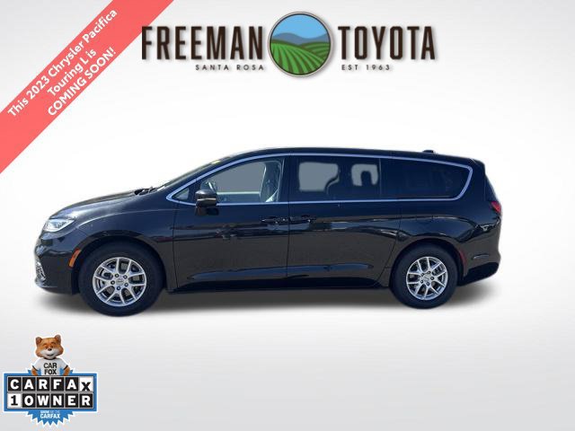 Used 2023 Chrysler Pacifica Touring-L FWD image 1