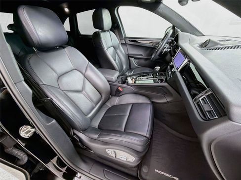 Certified 2024 Porsche Macan AWD/4WD image 28