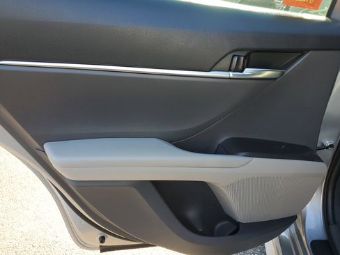 Certified 2022 Toyota Camry SE image 9