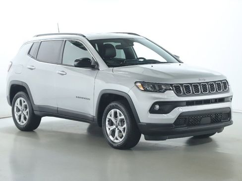 Used 2025 Jeep Compass Latitude AWD/4WD image 9