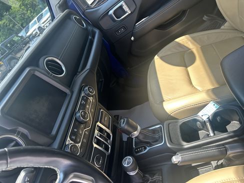 Used 2018 Jeep Wrangler Unlimited Sahara AWD/4WD image 14