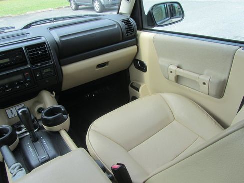 Used 2004 Land Rover Discovery S AWD/4WD image 14