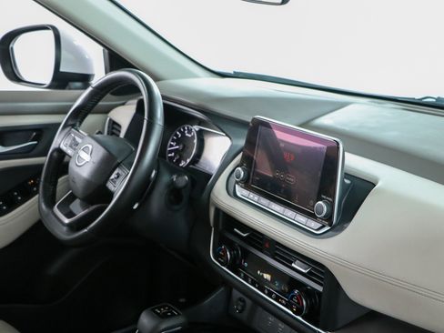 Used 2025 Nissan Rogue SV FWD image 25