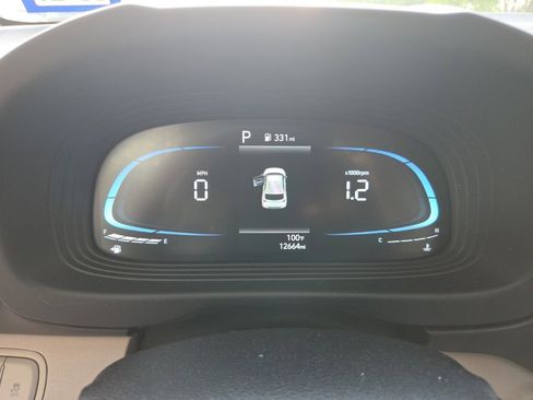 Used 2025 Hyundai Venue SEL FWD image 2