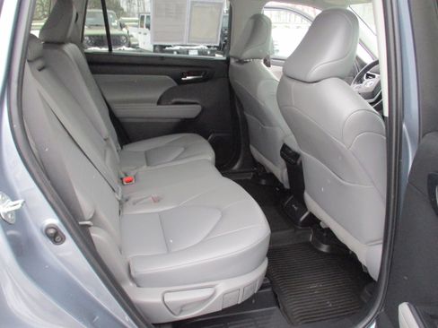Used 2022 Toyota Highlander XLE image 15