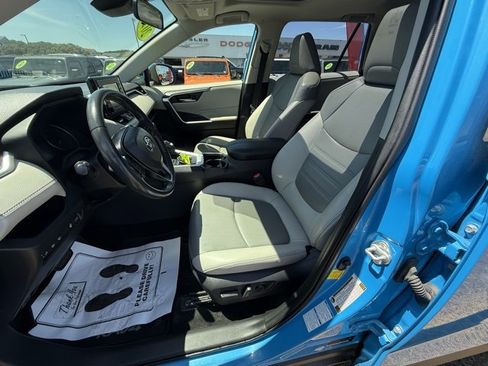 Used 2020 Toyota RAV4 XLE Premium image 9