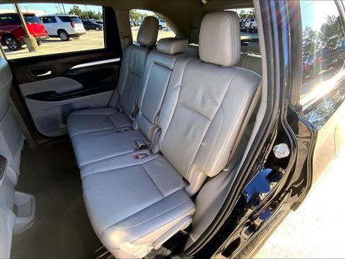Used 2019 Toyota Highlander XLE image 17