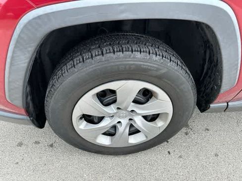 Used 2019 Toyota RAV4 LE FWD image 3