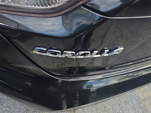 Used 2022 Toyota Corolla LE image 6