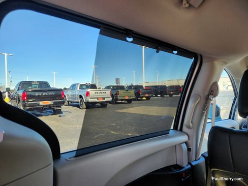 Used 2024 Chrysler Pacifica Touring-L image 39