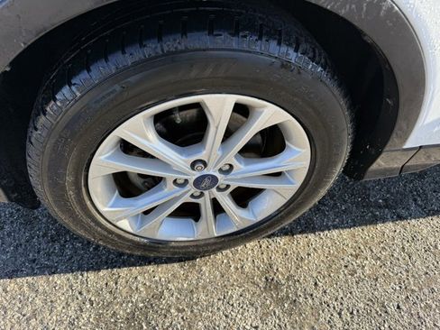 Used 2017 Ford Escape SE image 16