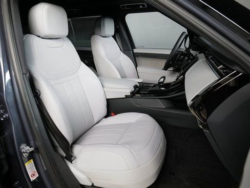 Used 2025 Land Rover Range Rover Sport image 3