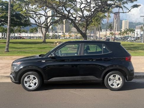 Used 2020 Hyundai Venue SE FWD image 2