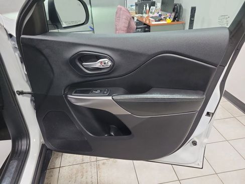 Used 2019 Jeep Cherokee Limited image 22