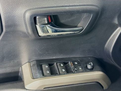 Certified 2021 Toyota Tacoma TRD Off-Road AWD/4WD image 17