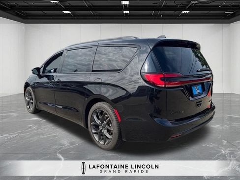 Used 2025 Chrysler Pacifica Limited FWD image 3