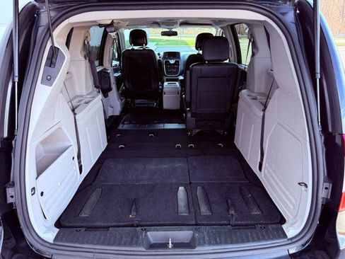 Used 2015 Chrysler Town & Country Touring image 27