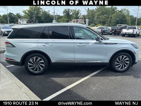 Certified 2025 Lincoln Aviator AWD image 9