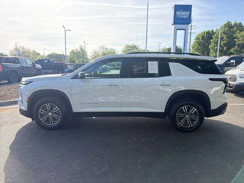 Used 2025 Chevrolet Traverse LT w/ Driver Confidence Package FWD image 7
