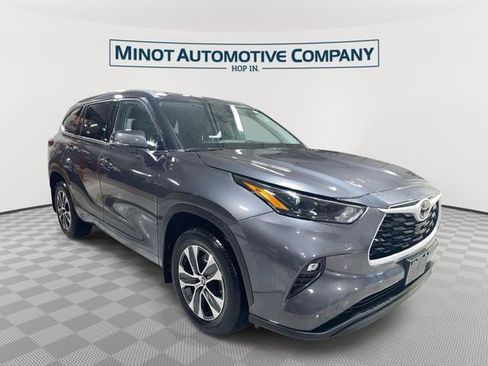 Used 2022 Toyota Highlander XLE AWD/4WD image 1