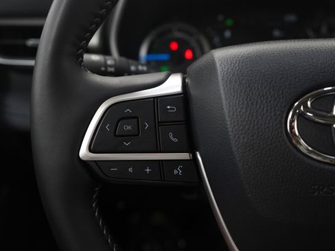 Used 2025 Toyota Highlander XLE AWD/4WD image 25