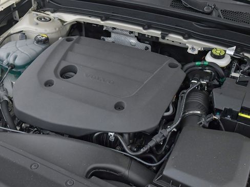 Certified 2025 Volvo XC40 B5 Ultra w/ Climate Package image 33