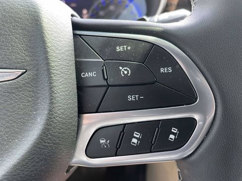 Used 2022 Chrysler Pacifica Limited FWD image 26