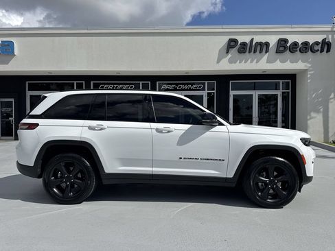 Used 2022 Jeep Grand Cherokee Altitude AWD/4WD image 23