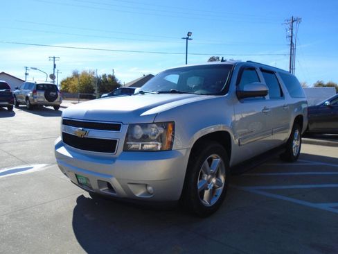 Used 2014 Chevrolet Suburban LT w/ Luxury Package image 3