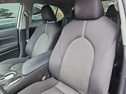 Used 2022 Toyota Camry LE image 9